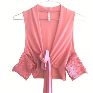 Pink crop top belted with elastic sleeves